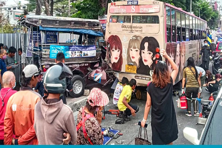 อุบัติเหตุรถชน บริเวณปากซอยเสรีไทย 29 บาดเจ็บจำนวนมาก